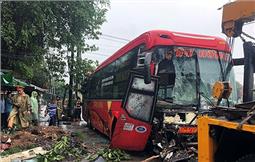 Bình Dương: Giải cứu gần 40 hành khách bị kẹt trong xe khách gặp nạn